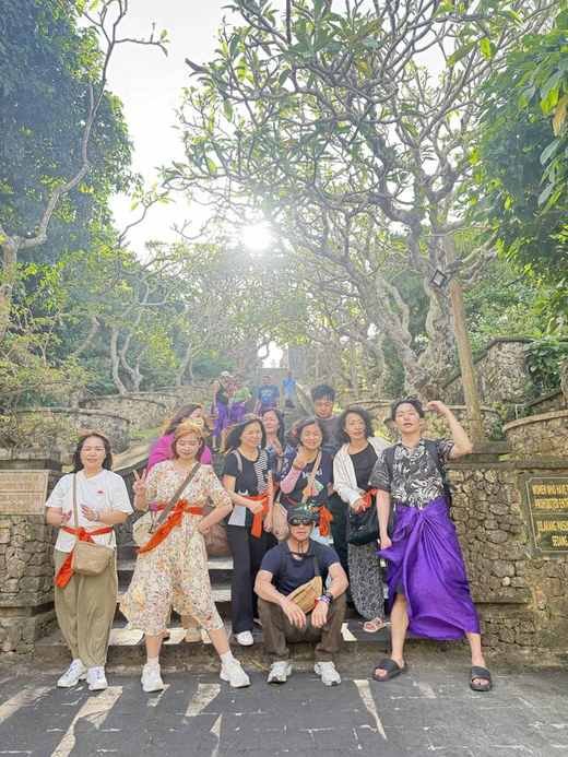 Guests in sarongs at Uluwatu temple